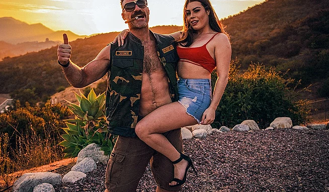 Тук-тук, это пиздатая порно фанатка. Хочу раздвинуть перед Вами рогатку