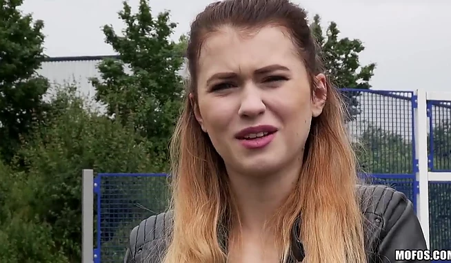 Случайная курва чпокнулась с незнакомцем в кустах за бабки