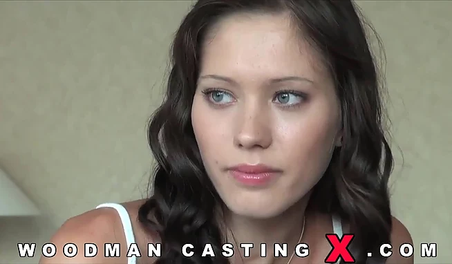 Русская Юлька начинает карьеру на хуе Вудмана! Очко не сильно пострадало!