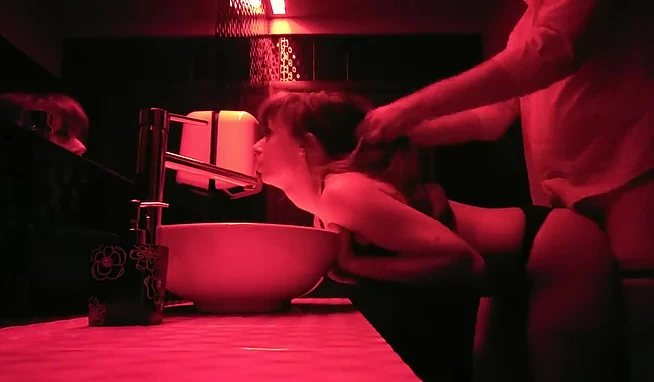 В туалете ночного клуба под красным светом трахаю раком офигенную телку!