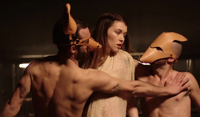 Скромная девушка поддалась животной похоти