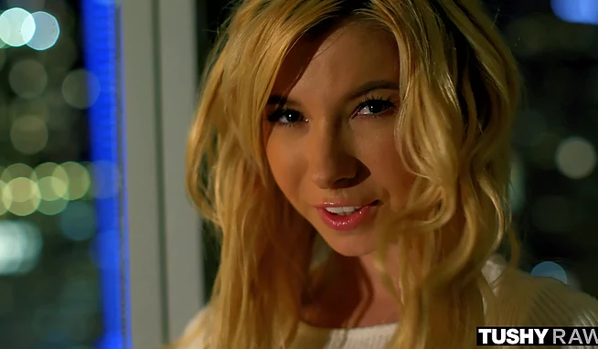 Смазали очко тощей блондинки и смачно выебали в жопу. Было больно!