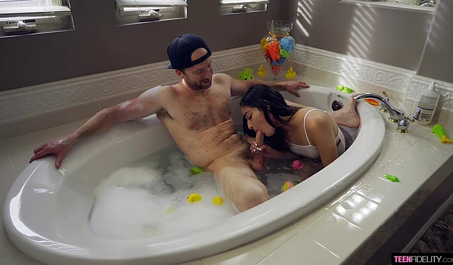 Насадил на большой член бритую пизду загорелой брюнетки в ванной.