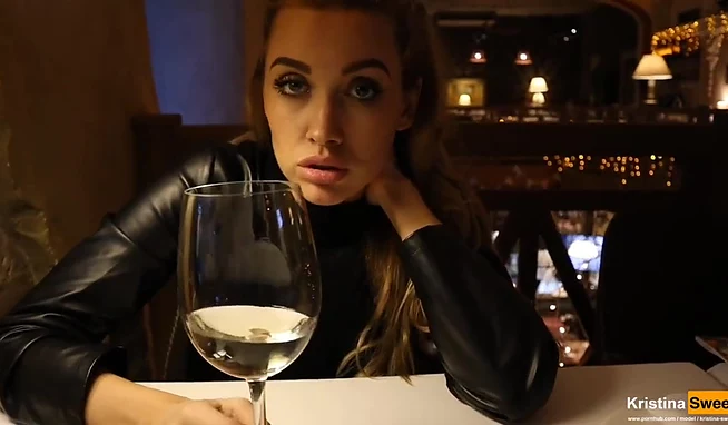 Русская блядь отсосала в туалете на первом свидании за бокал винишка!