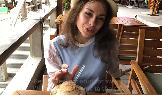 В поисках спонсора, малышка ебется со своим новым спонсором на отдыхе