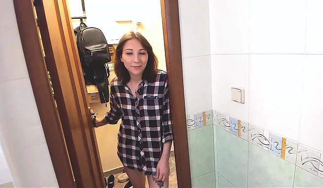 Похотливая девка застукала сводного брата за дрочкой и отдалась ему раком