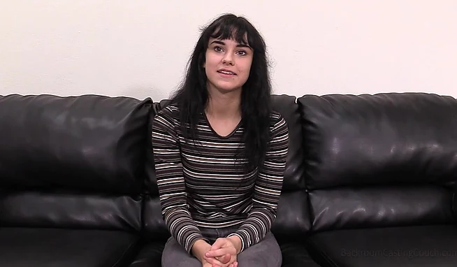 Порно кастинг в котором тестируют маленькие дырочки кучерявой брюнетки