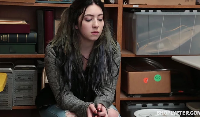 Так боялась, что маме расскажут за воровство, что даже в киску дала