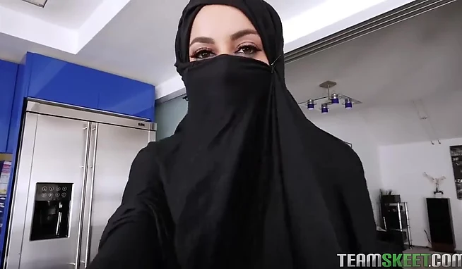 Сучка в никаб-химар изменяет мужу, пока тот на работе