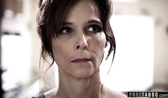 Озабоченные братья трахнули душевнобольную мамку