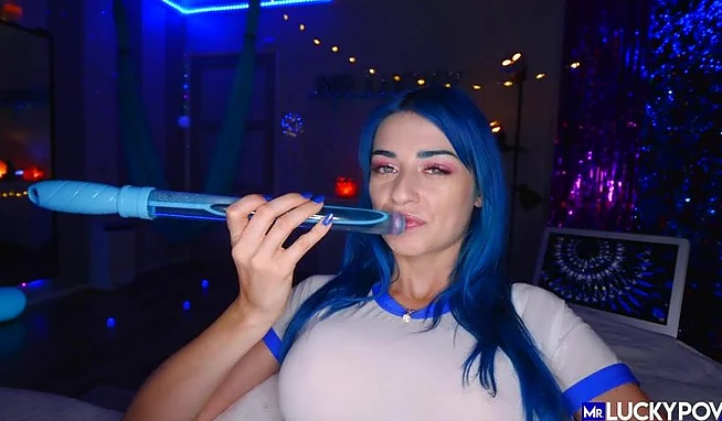 Тонкий длинный член вошёл в письку синеволосой девки после мастурбации